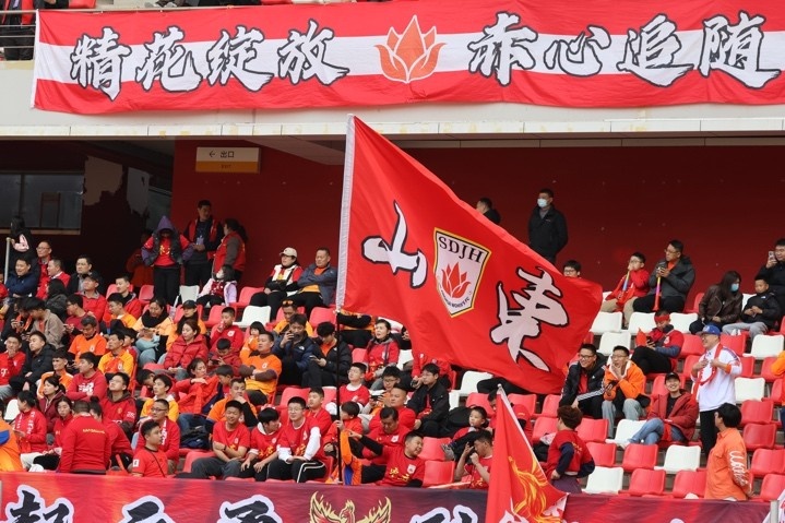 主場(chǎng)上萬(wàn)名球迷的吶喊助威，給山東體彩女足征戰(zhàn)女超增添了能量與動(dòng)力